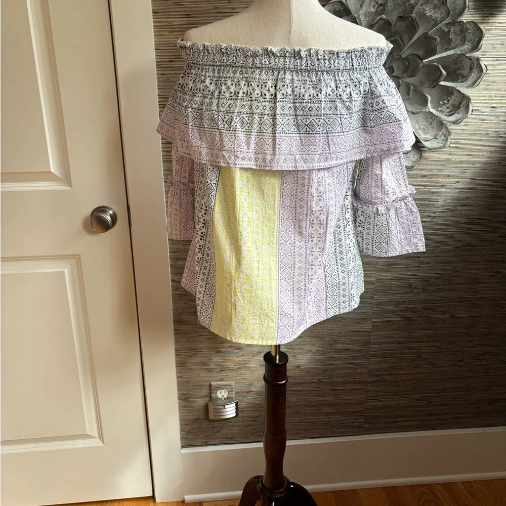 Off-Shoulder Patterned Blouse - Picture 3 of 6